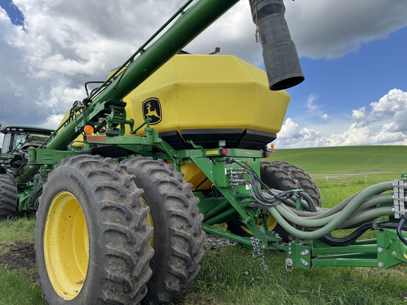 Used 2017 John Deere 1870 Air Drills and Seeders at Horizon Ag & Turf in Vermilion, AB - Photo3
