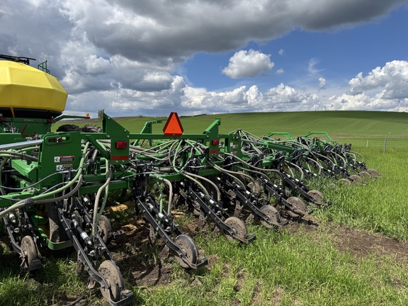 Used 2017 John Deere 1870 Air Drills and Seeders at Horizon Ag & Turf in Vermilion, AB - Photo5