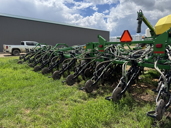 Used 2017 John Deere 1870 Air Drills and Seeders at Horizon Ag & Turf in Vermilion, AB - Photo9