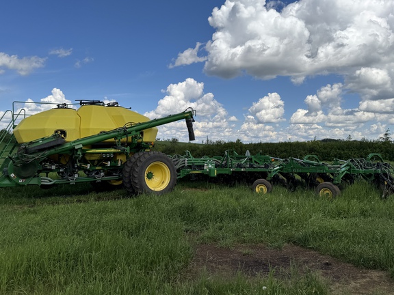 Used 2017 John Deere 1870 Air Drills and Seeders at Horizon Ag & Turf in Vermilion, AB - Photo12