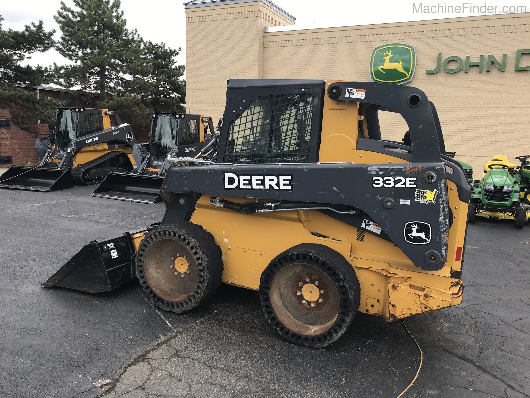 2015 John Deere 332E Image 2