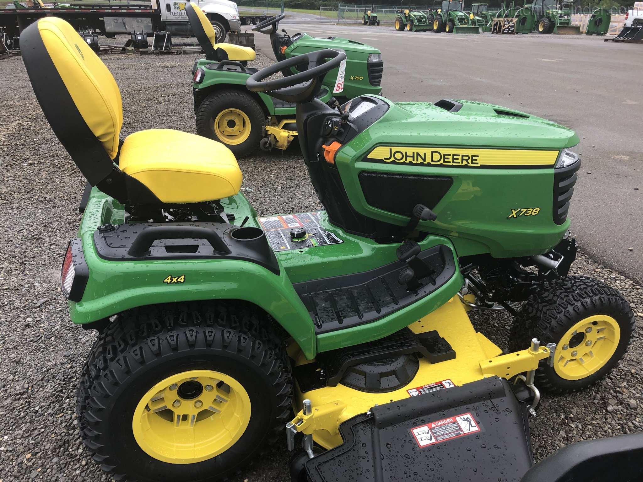 2020 John Deere X738 Image 3