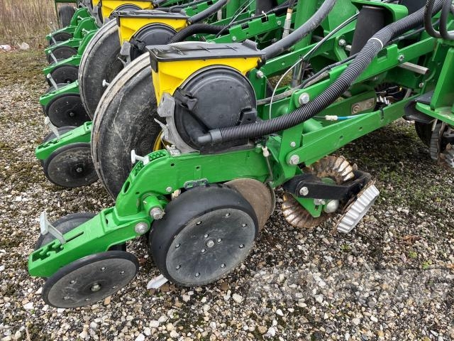 Used 2015 John Deere 1775NT Planters: Drawn at Koenig Equipment in Rushville, IN - PhotoXL12