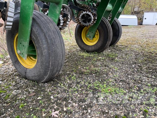 Used 2015 John Deere 1775NT Planters: Drawn at Koenig Equipment in Rushville, IN - PhotoXL14