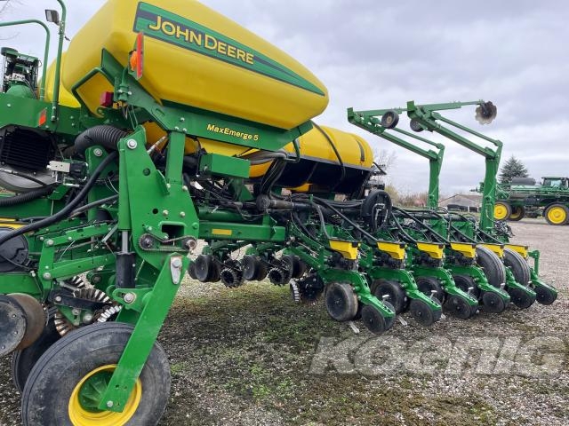 Used 2015 John Deere 1775NT Planters: Drawn at Koenig Equipment in Rushville, IN - PhotoXL6