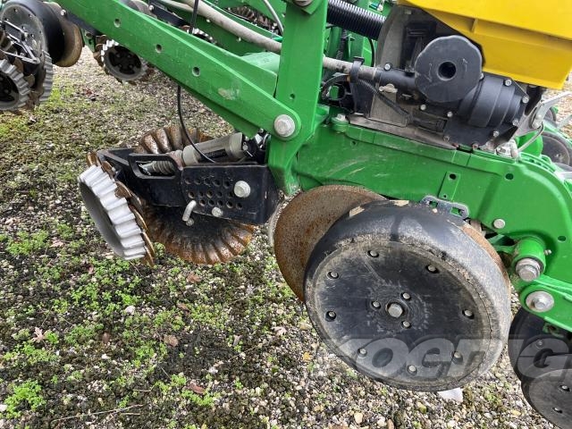 Used 2015 John Deere 1775NT Planters: Drawn at Koenig Equipment in Rushville, IN - PhotoXL11