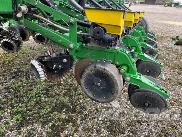 Used 2015 John Deere 1775NT Planters: Drawn at Koenig Equipment in Rushville, IN - PhotoXL8