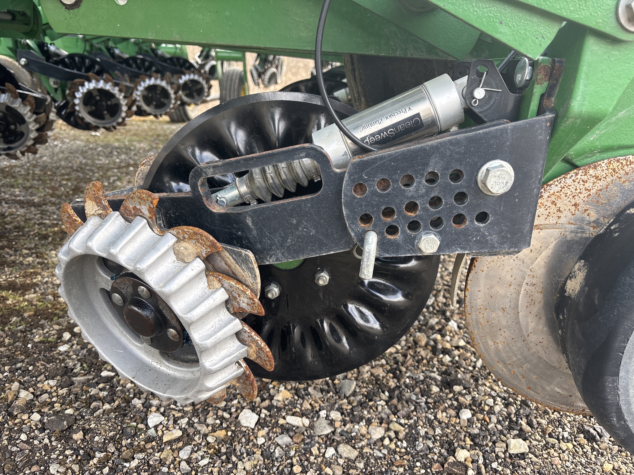 Used 2015 John Deere 1775NT Planters: Drawn at Koenig Equipment in Rushville, IN - PhotoXL9