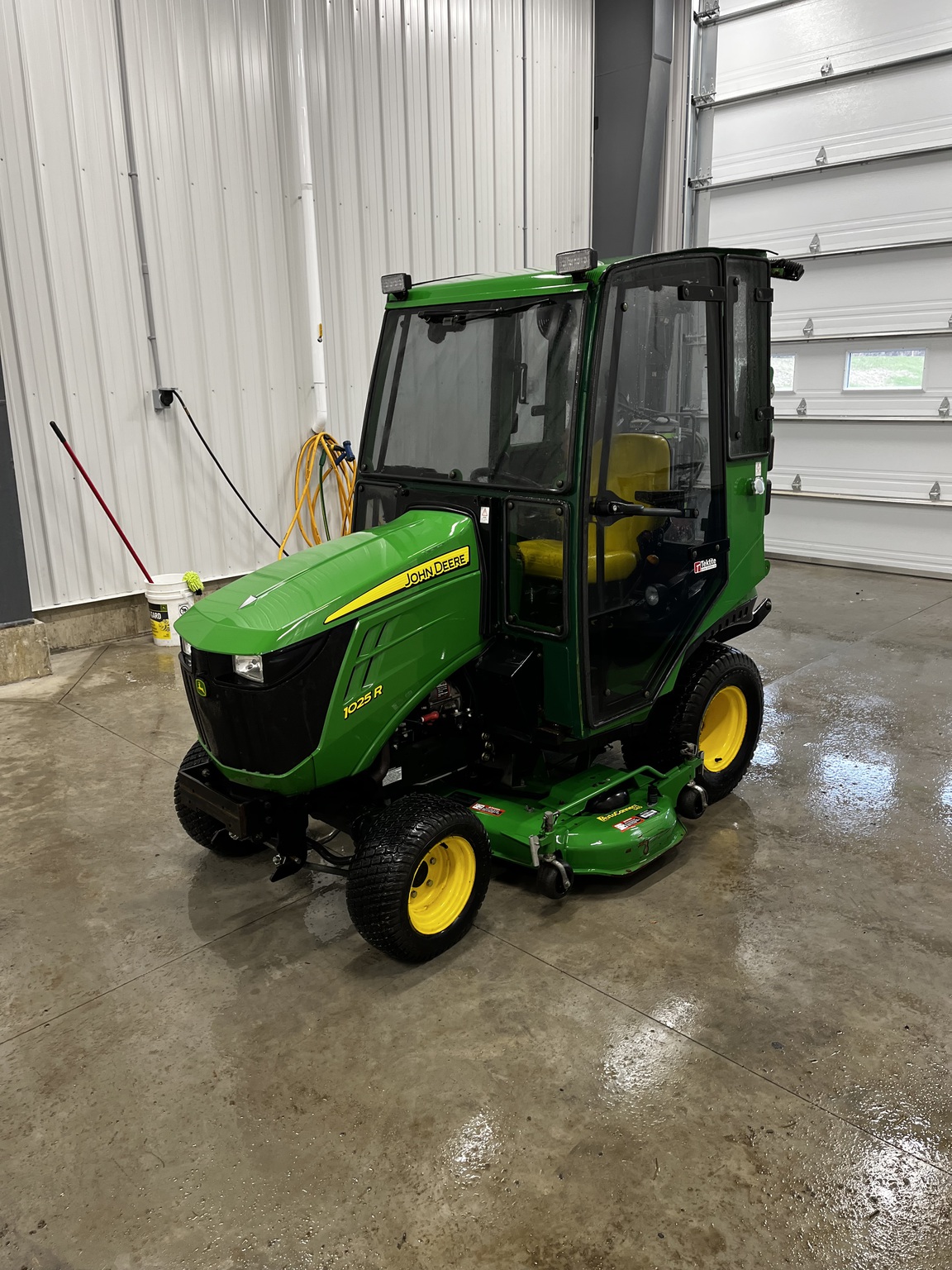 2016 John Deere 1025R Image 1