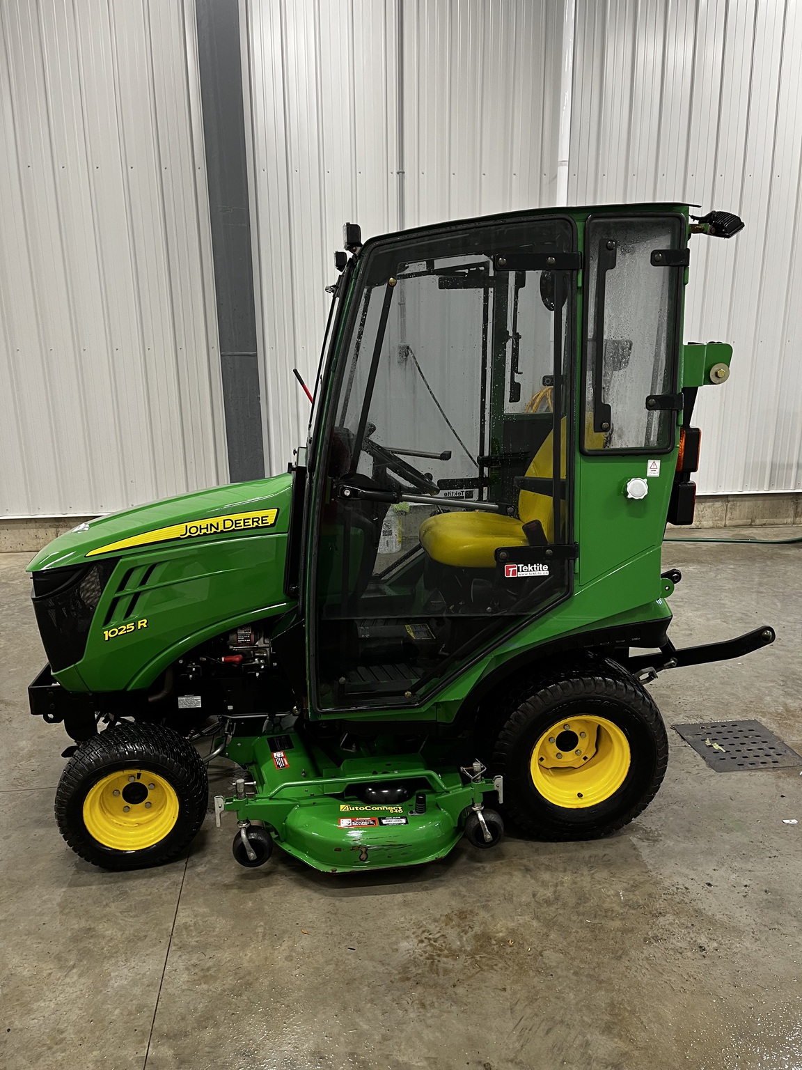 2016 John Deere 1025R Image 2