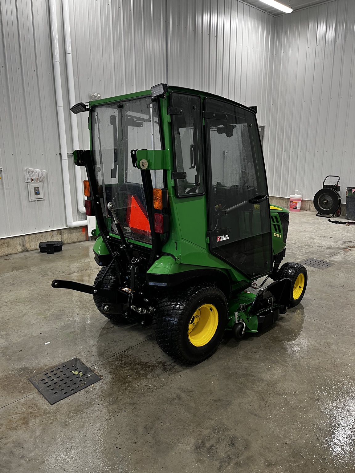 2016 John Deere 1025R Image 5