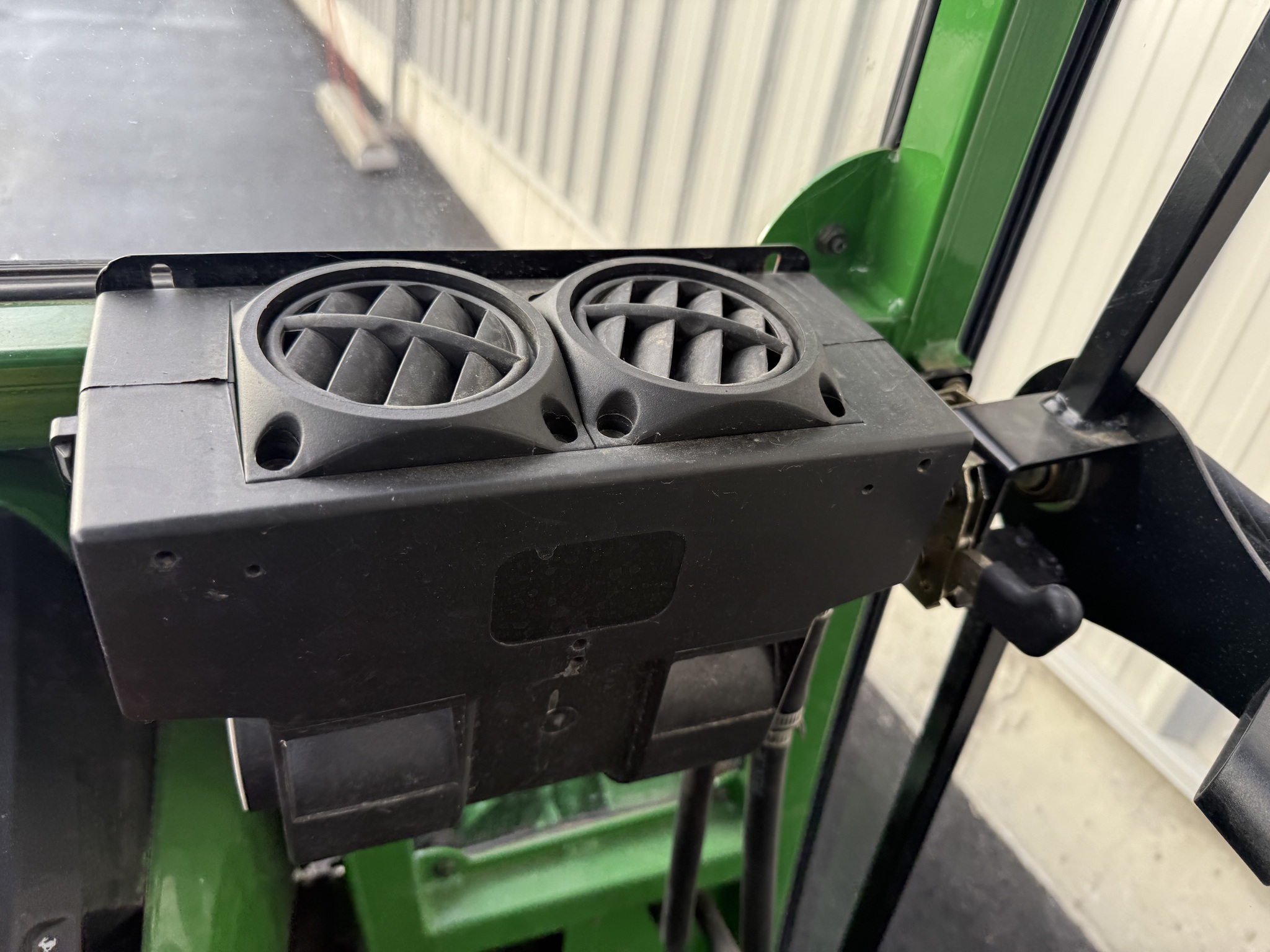 2016 John Deere 1025R Image 10