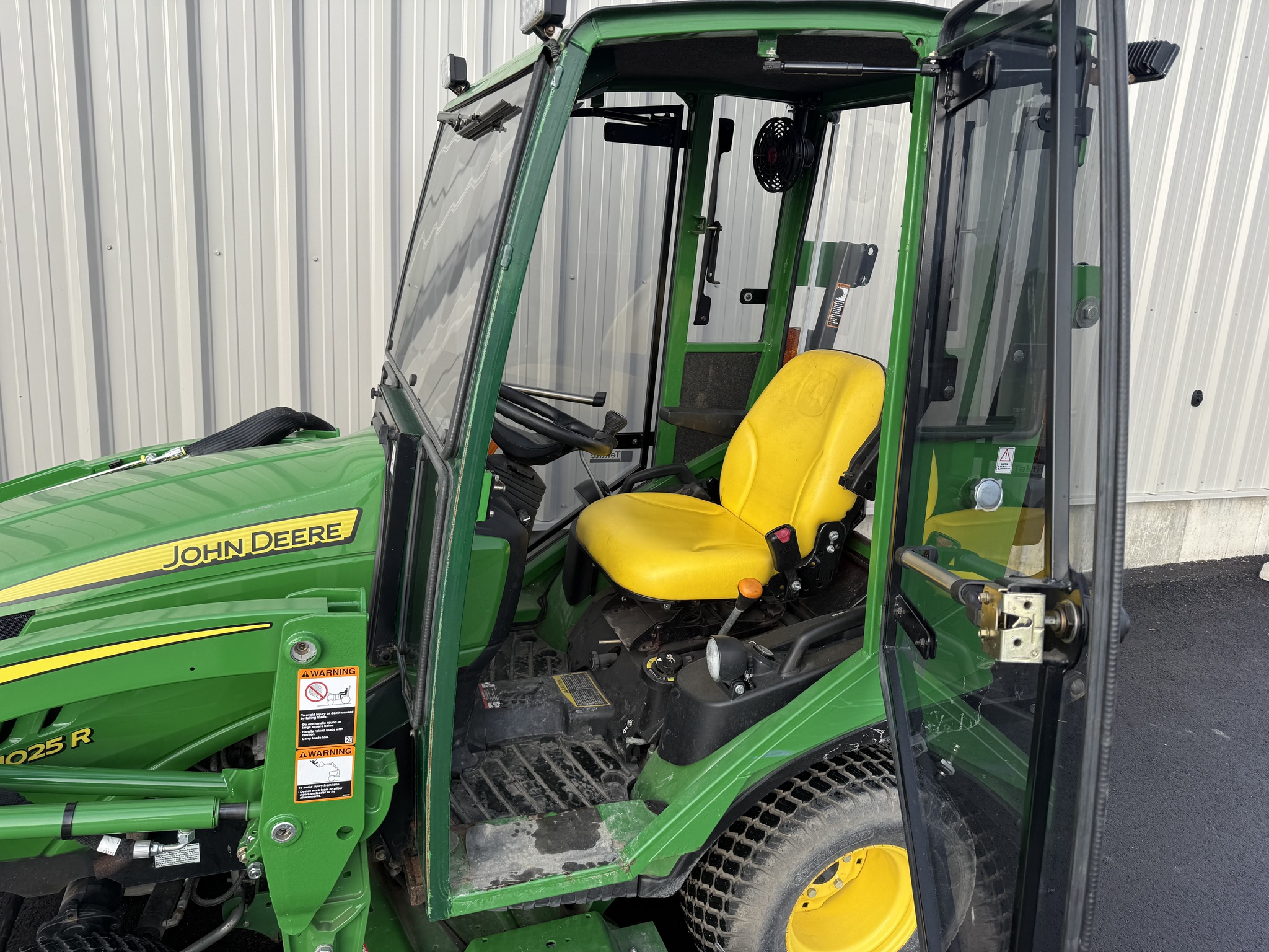 2016 John Deere 1025R Image 9