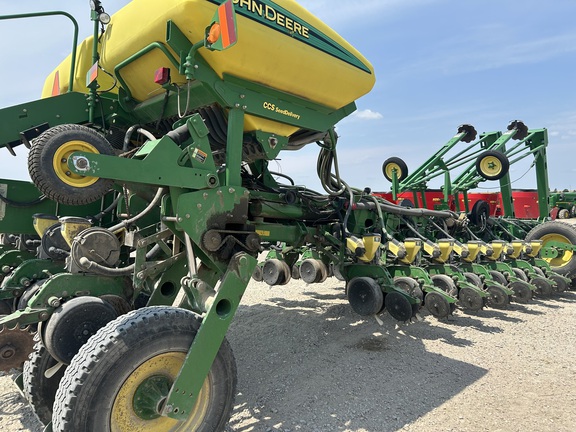 2004 John Deere 1770NT CCS (3rd thumbnail)
