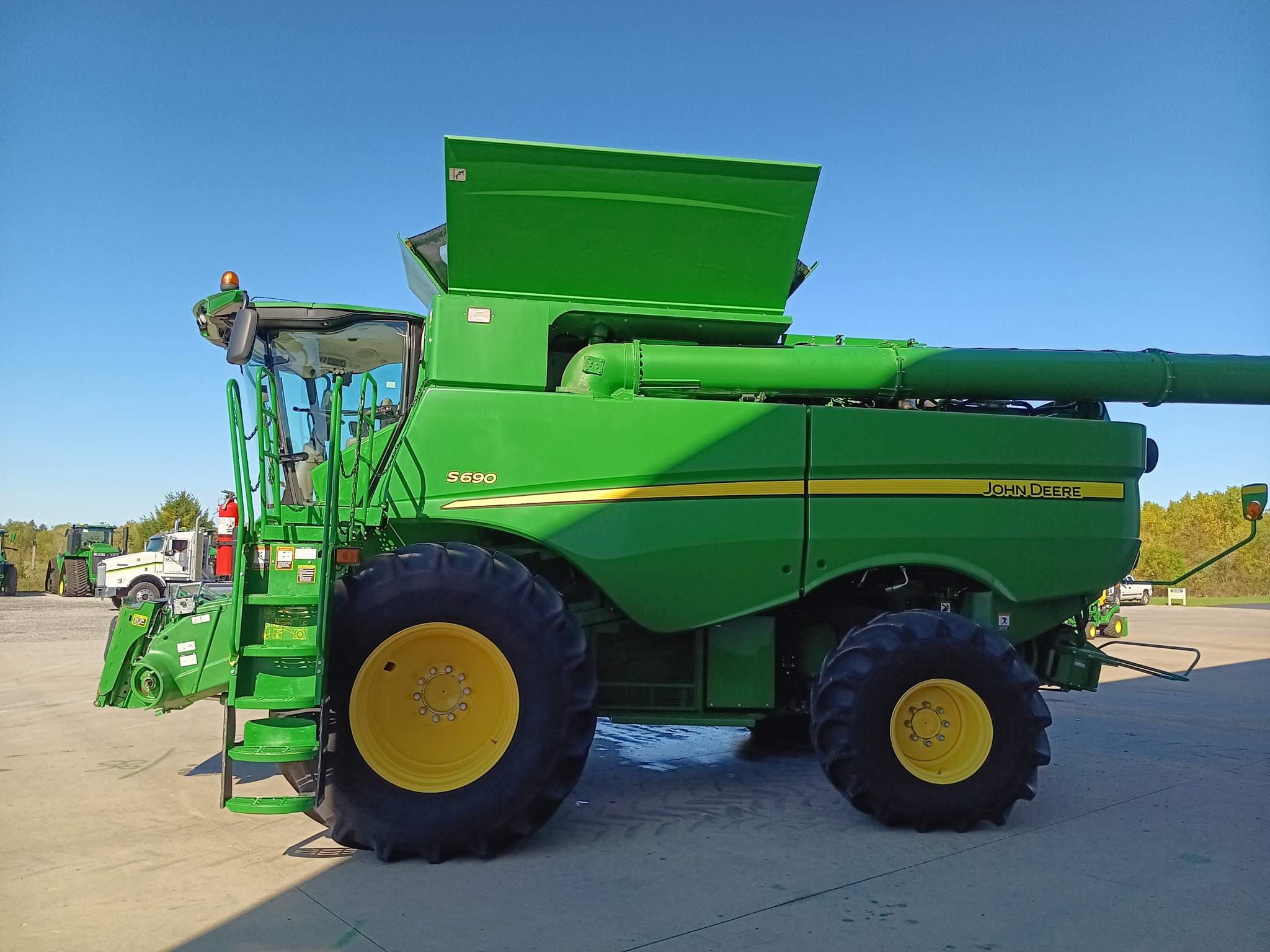 2017 John Deere S690 Image 4