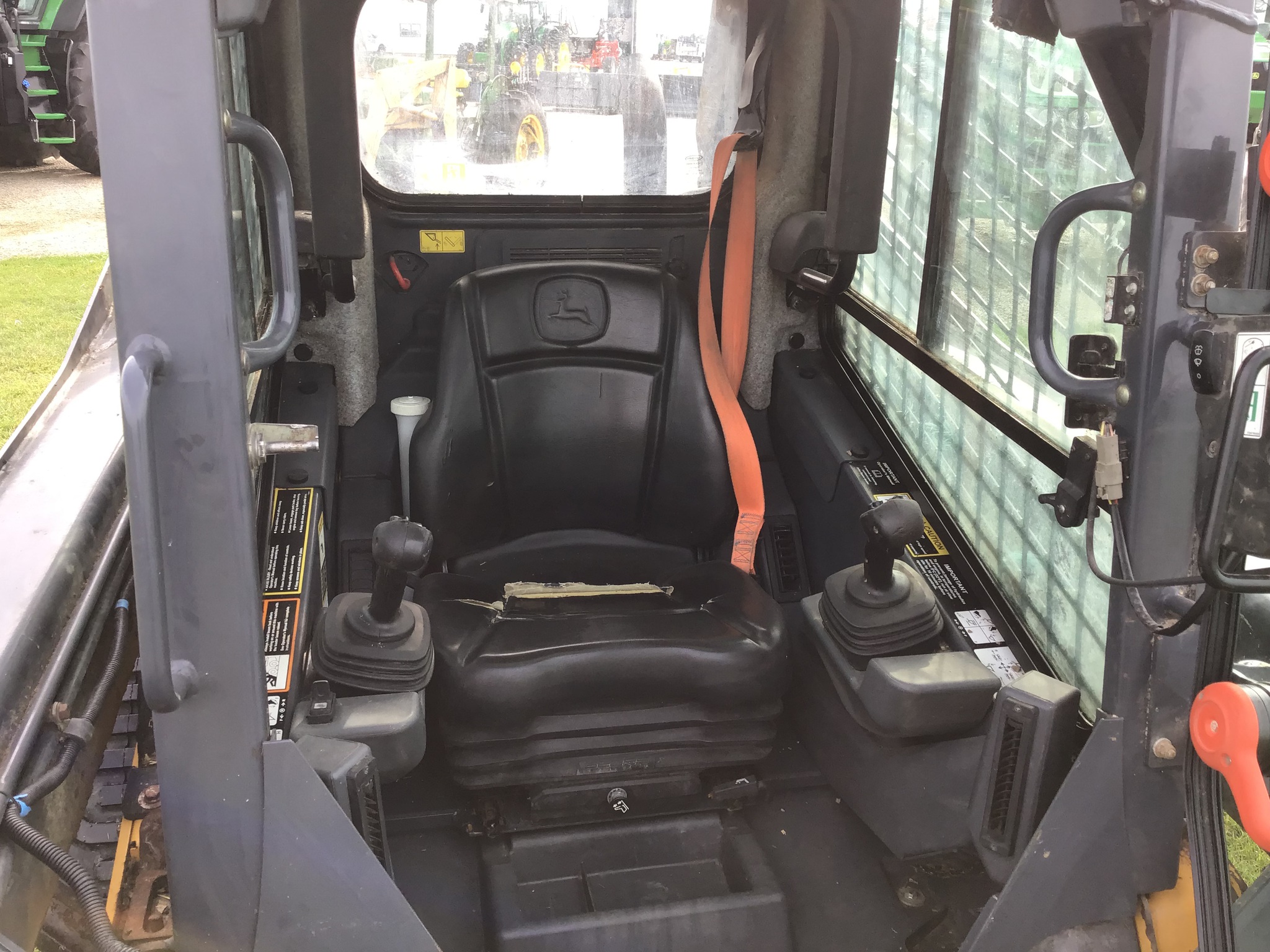 2019 John Deere 324G Image 8