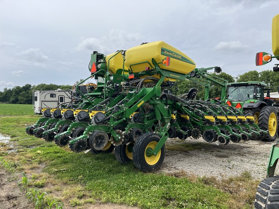Used 2019 John Deere 1795 Planters: Drawn at Koenig Equipment in Greensburg, IN - Photo4