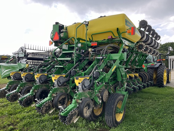 Used 2019 John Deere 1795 Planters: Drawn at Koenig Equipment in Greensburg, IN - Photo6