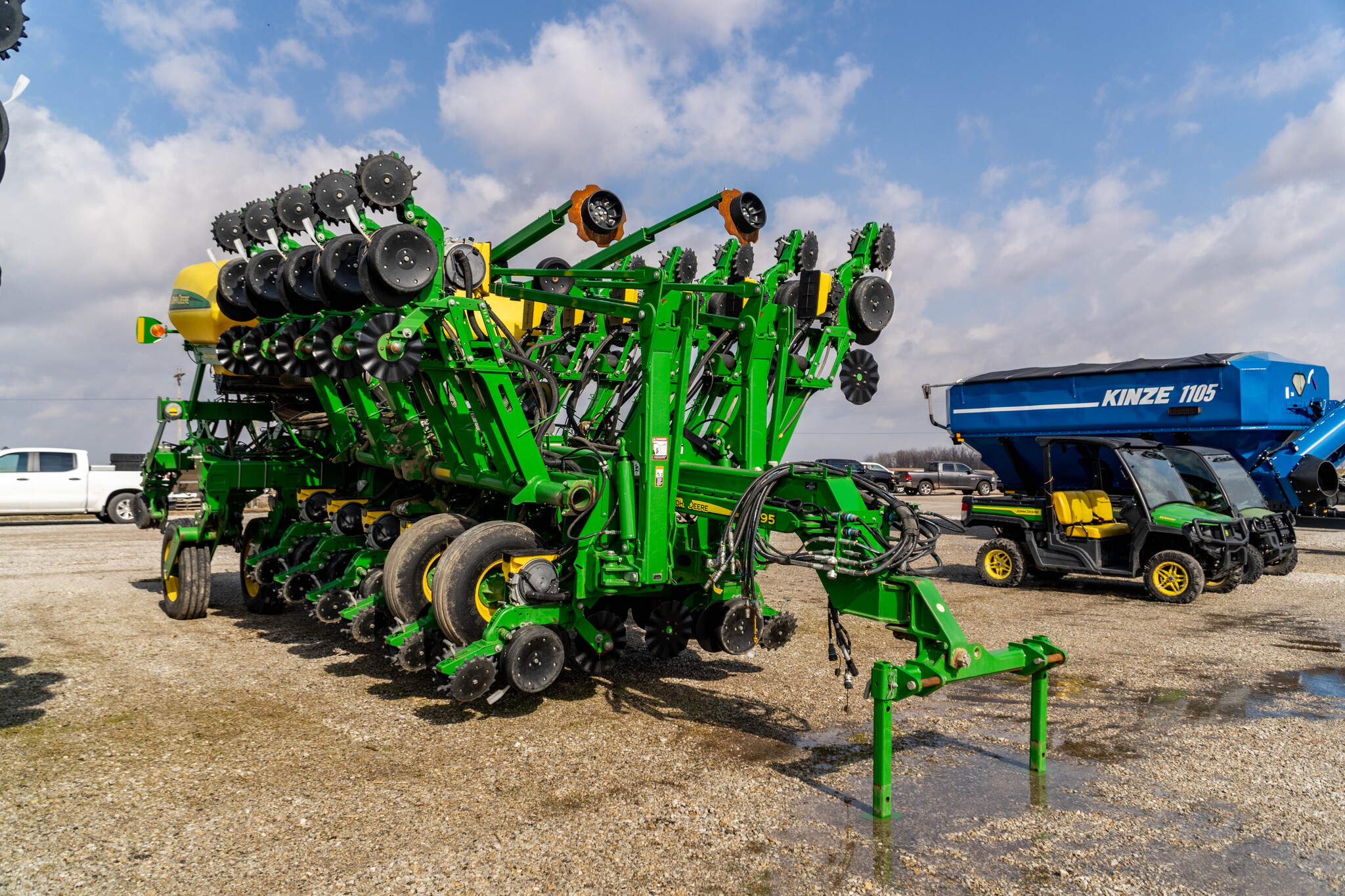 Used 2019 John Deere 1795 Planters: Drawn at Koenig Equipment in Greensburg, IN - PhotoXL6
