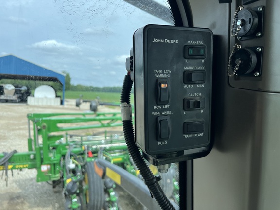 Used 2019 John Deere 1795 Planters: Drawn at Koenig Equipment in Greensburg, IN - Photo28