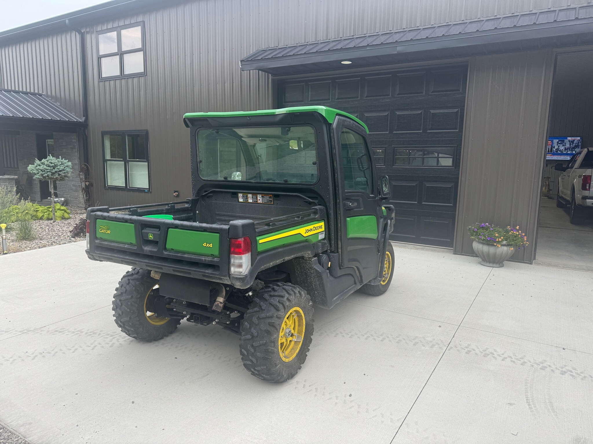 2021 John Deere XUV 835R Image 1