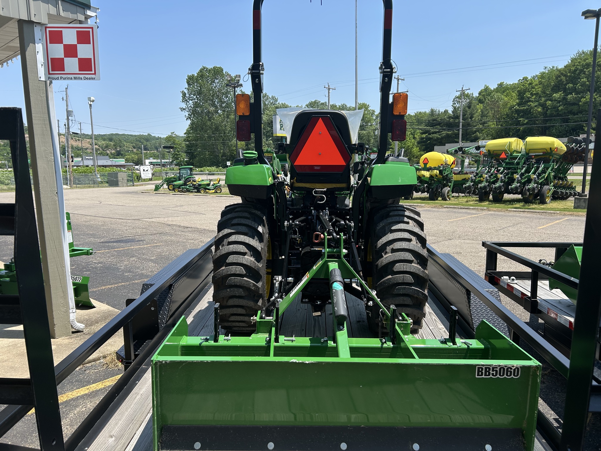 2025 John Deere 2032R Image 4