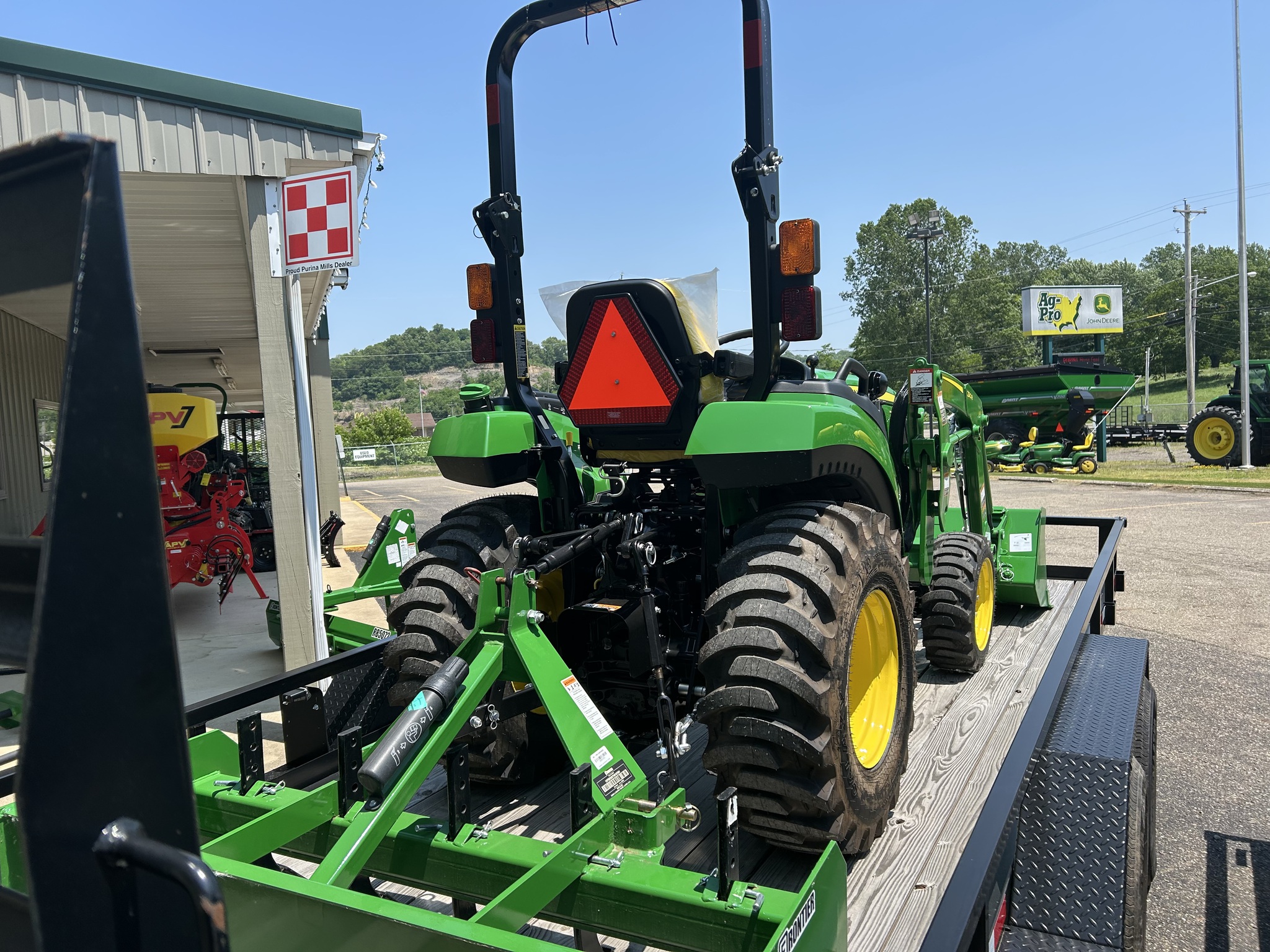 2025 John Deere 2032R Image 5