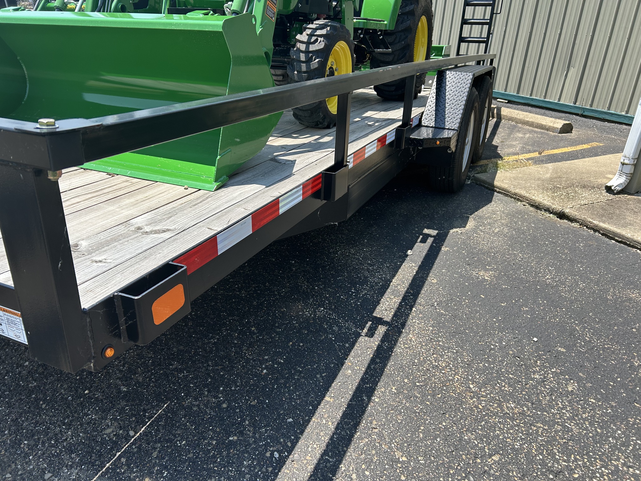2025 John Deere 2032R Image 8
