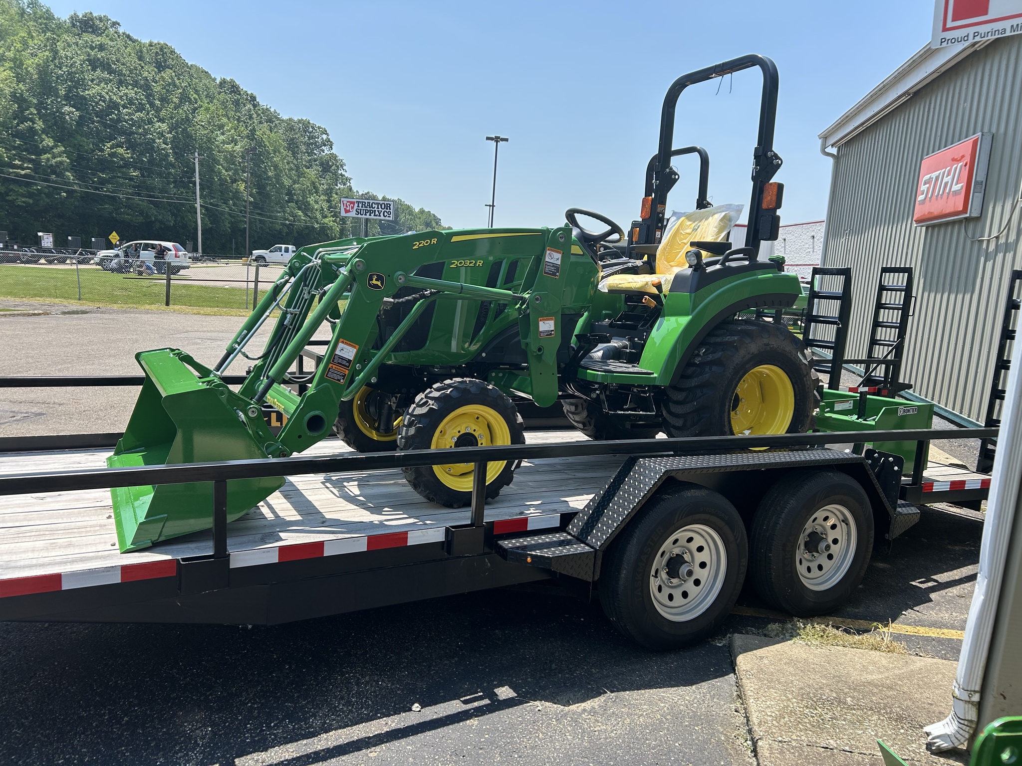 2025 John Deere 2032R Image 2