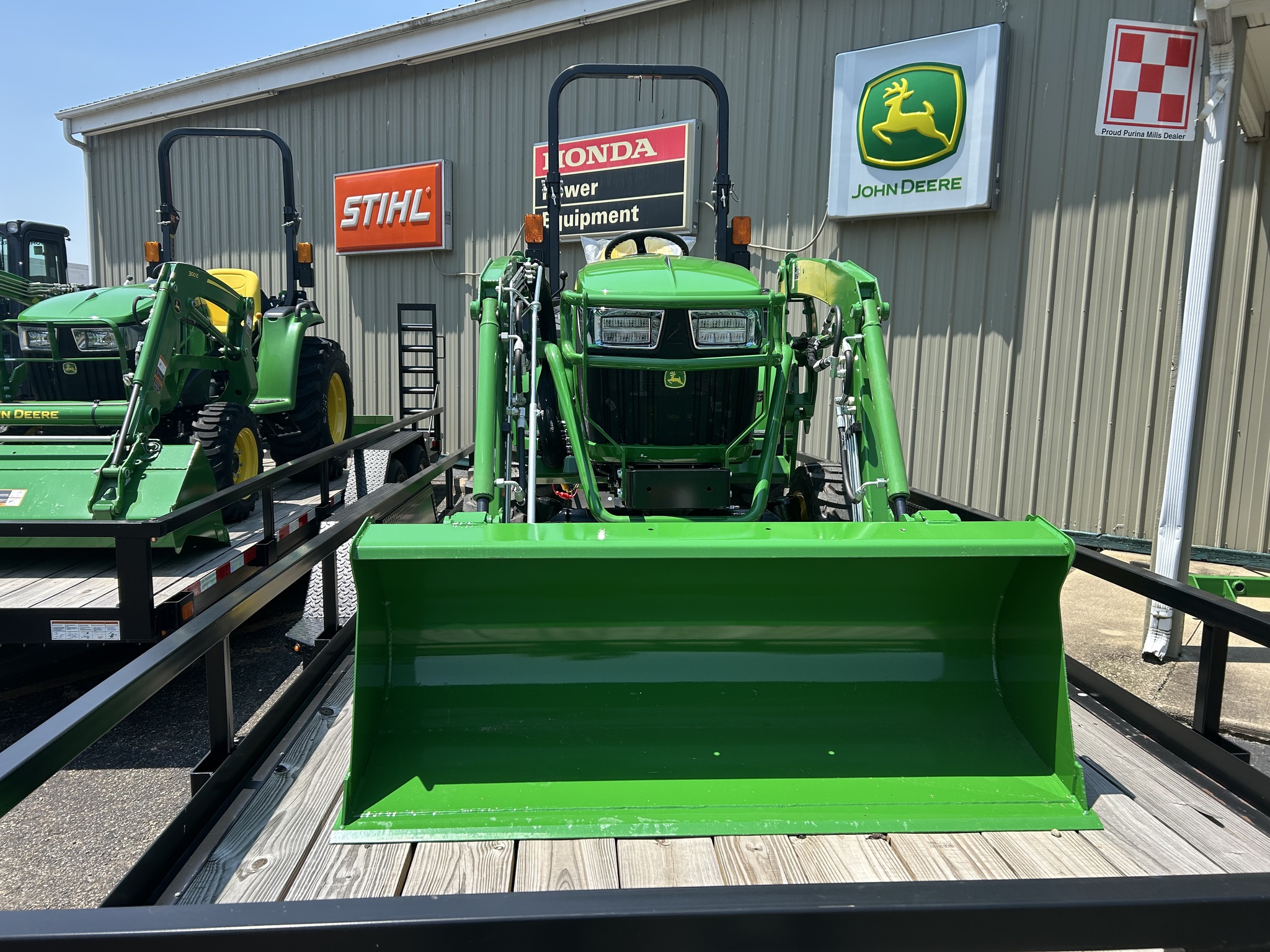 2025 John Deere 2032R Image 7