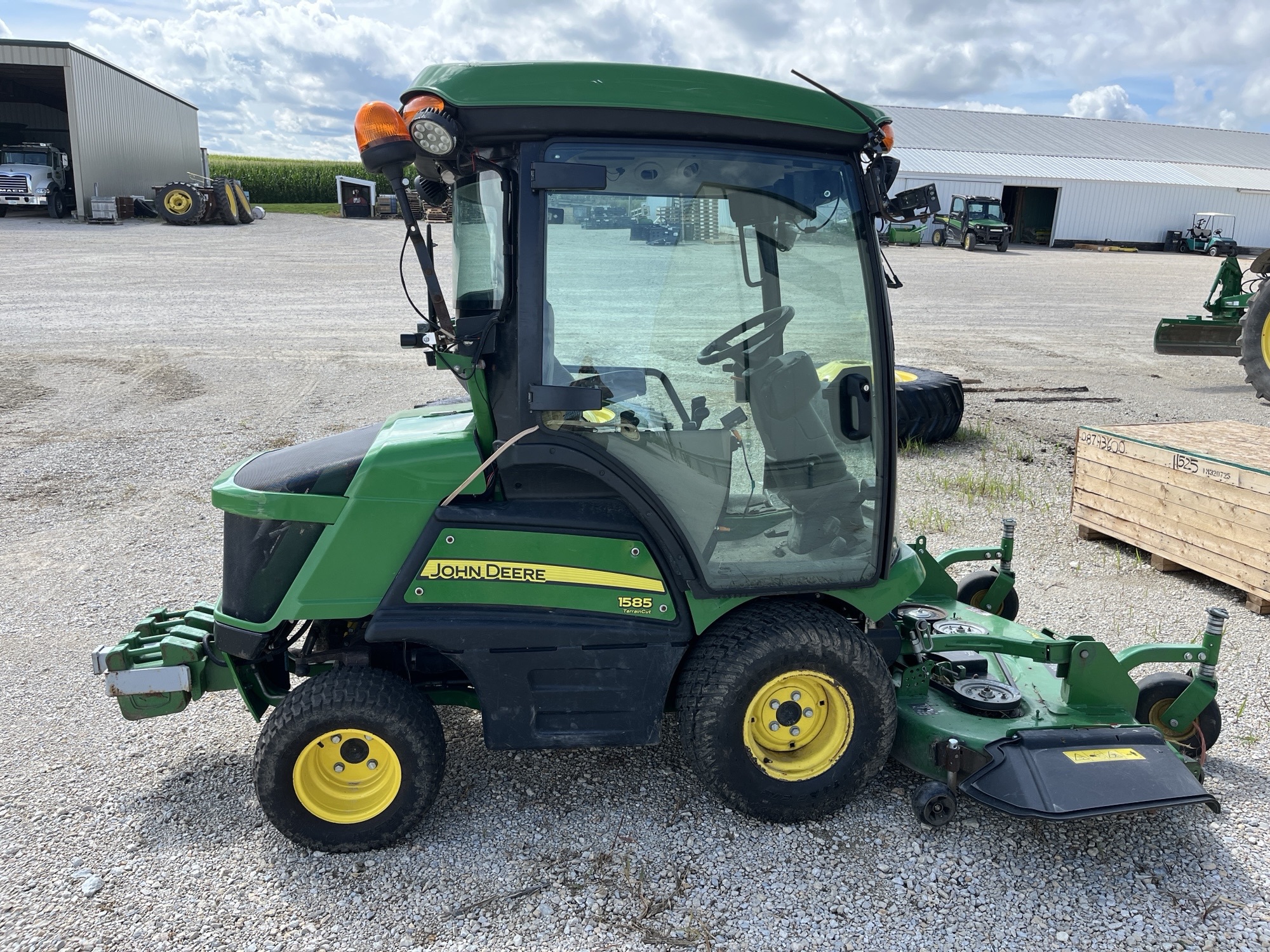 2020 John Deere 1585 Image 1