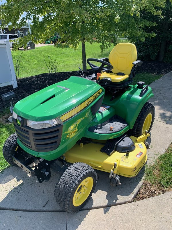 2018 John Deere X738 Image 3