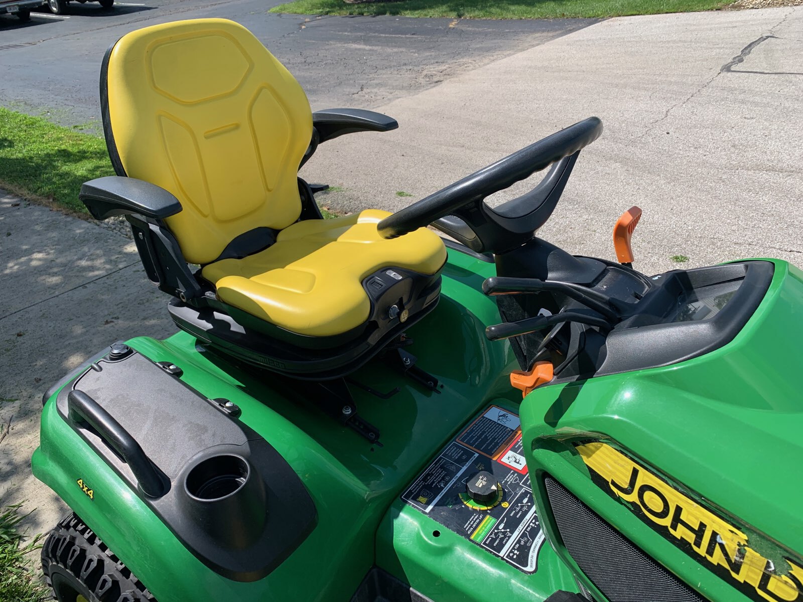 2018 John Deere X738 Image 11