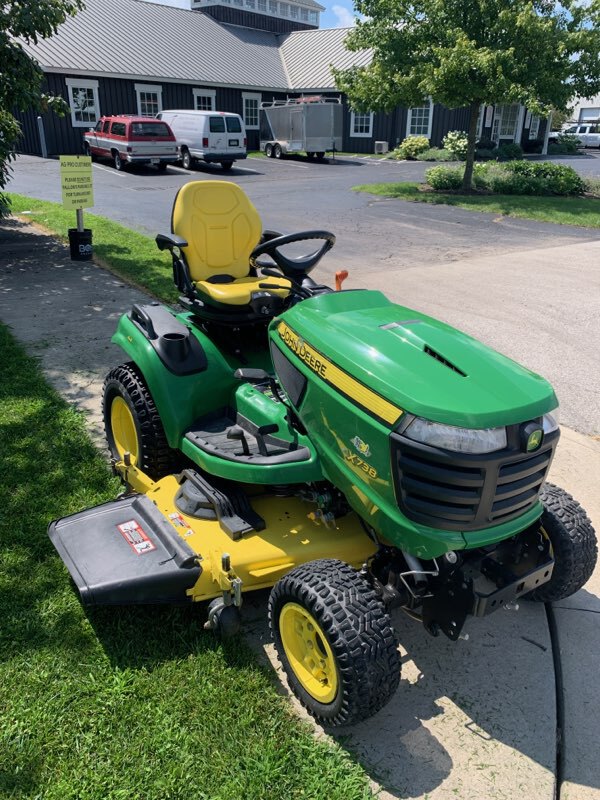 2018 John Deere X738 Image 5