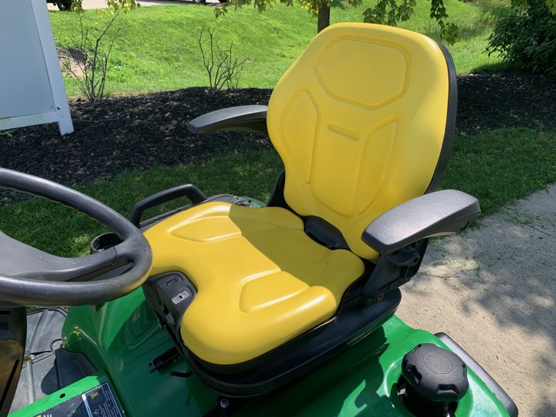 2018 John Deere X738 Image 9