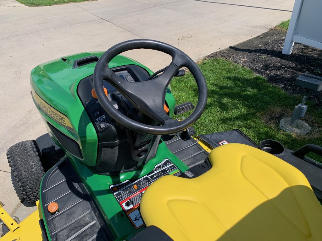 2018 John Deere X738 Image 10