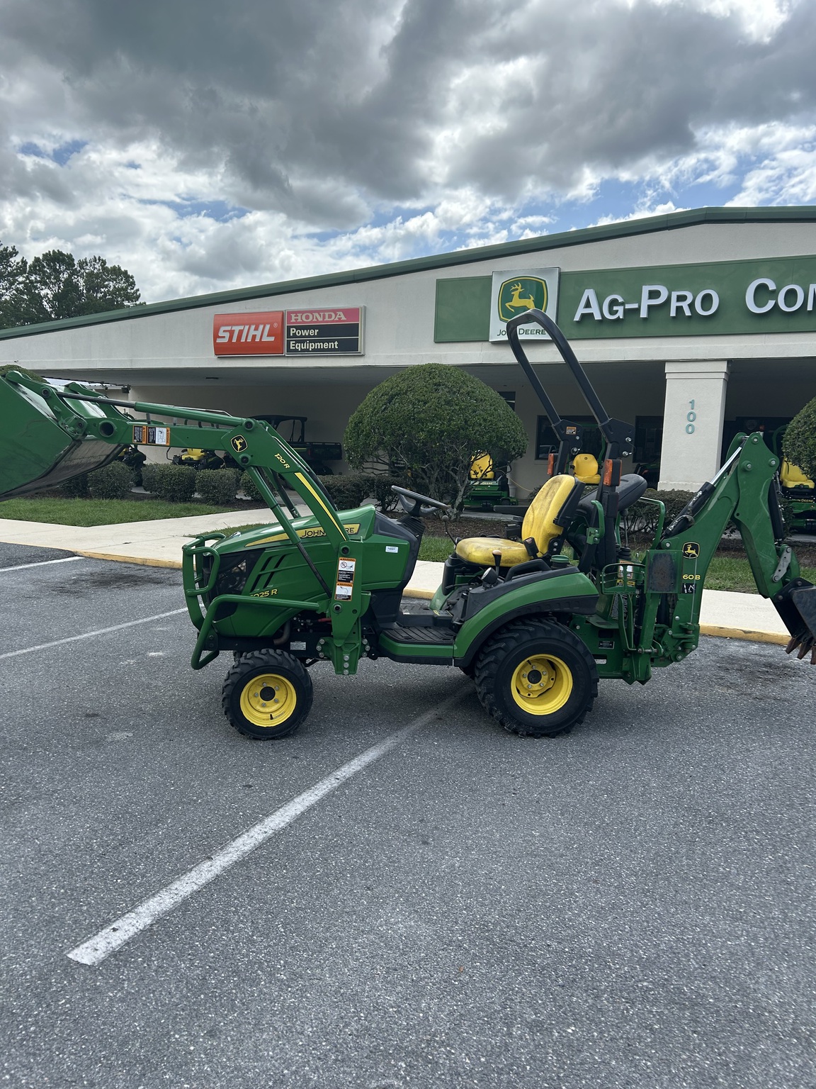2018 John Deere 1025R Image 2