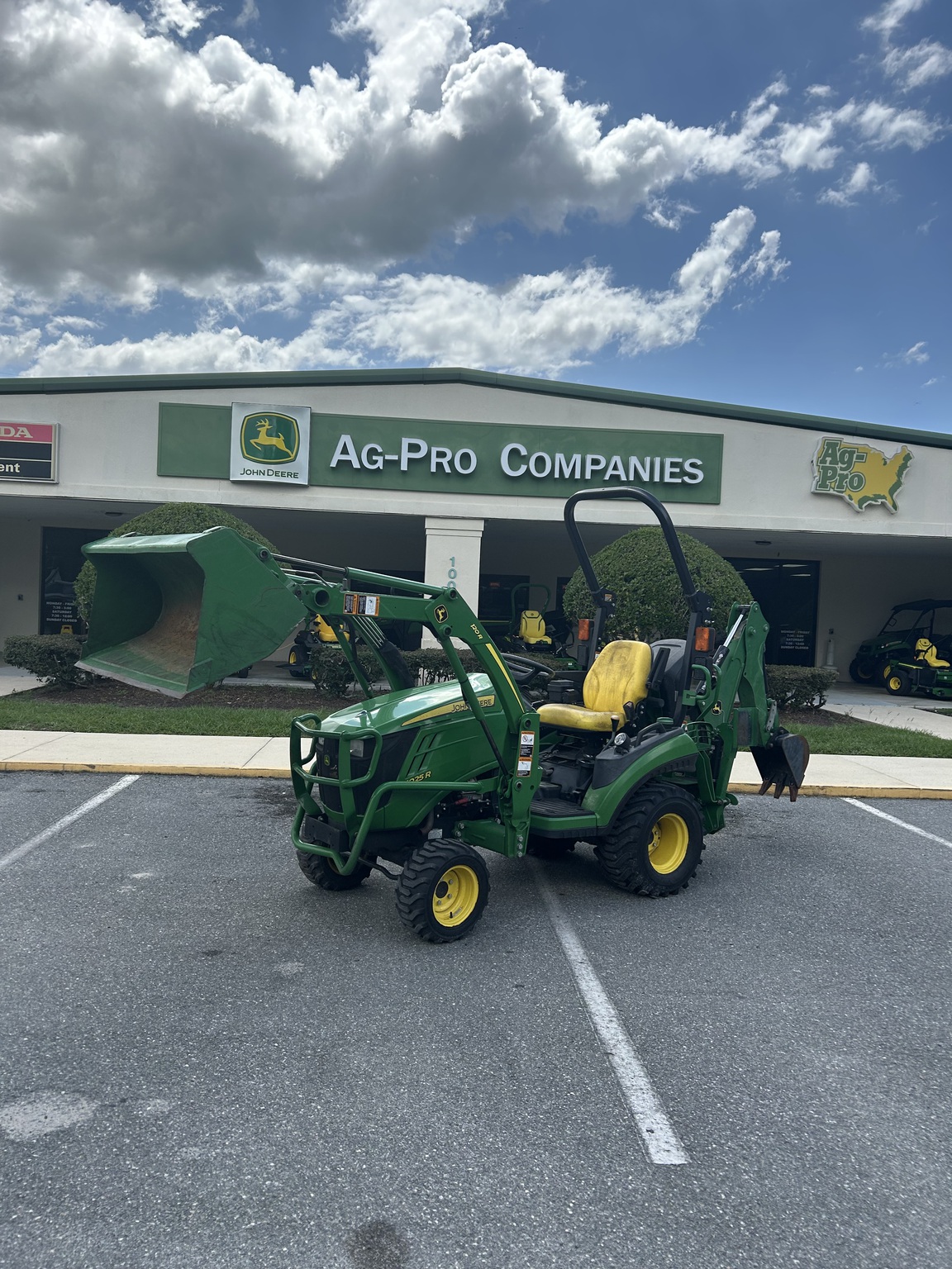 2018 John Deere 1025R Image 1