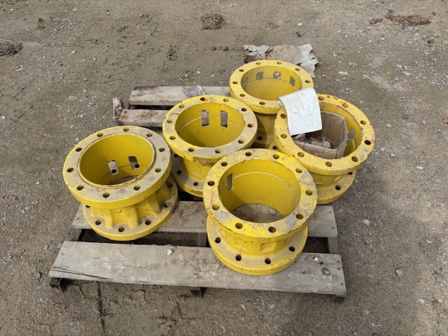 2000 John Deere R193201 HUB EXTENSIONS Image 1