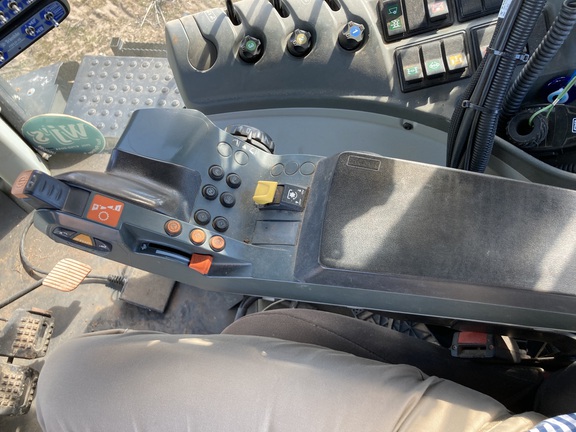 Claas Axion 810 image 6