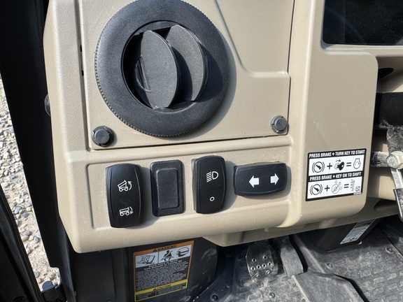2023 John Deere XUV 835R - Photo7