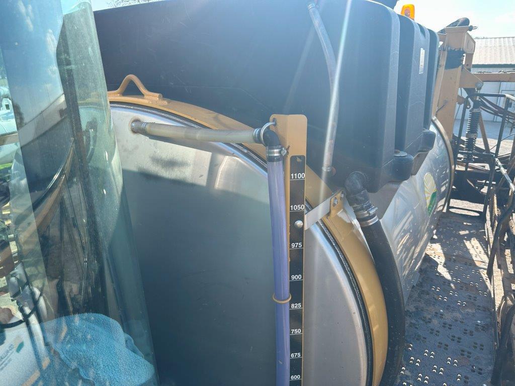 2017 RoGator RG1100B Image 12