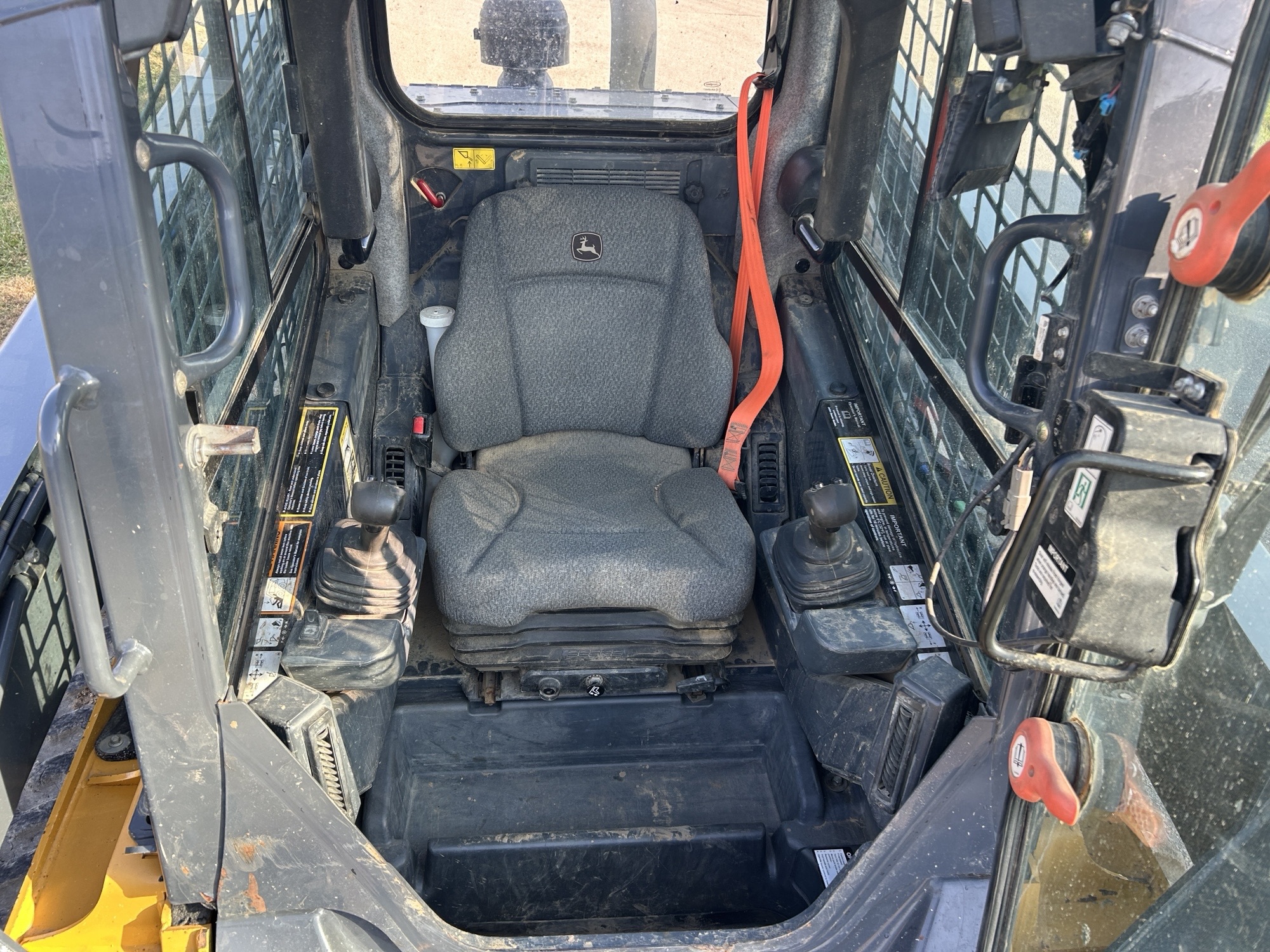 2021 John Deere 331G Image 8