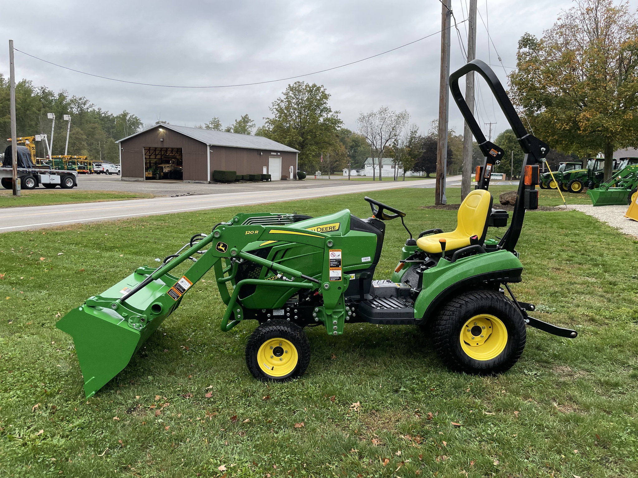 2025 John Deere 1023E Image 2