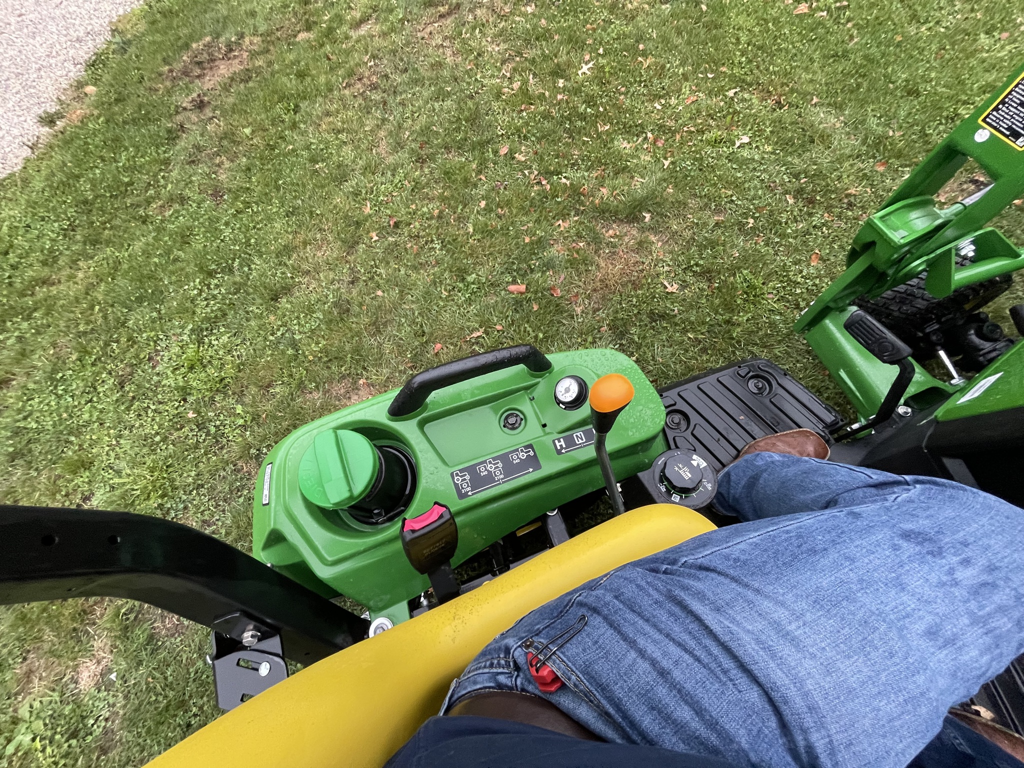 2025 John Deere 1023E Image 8