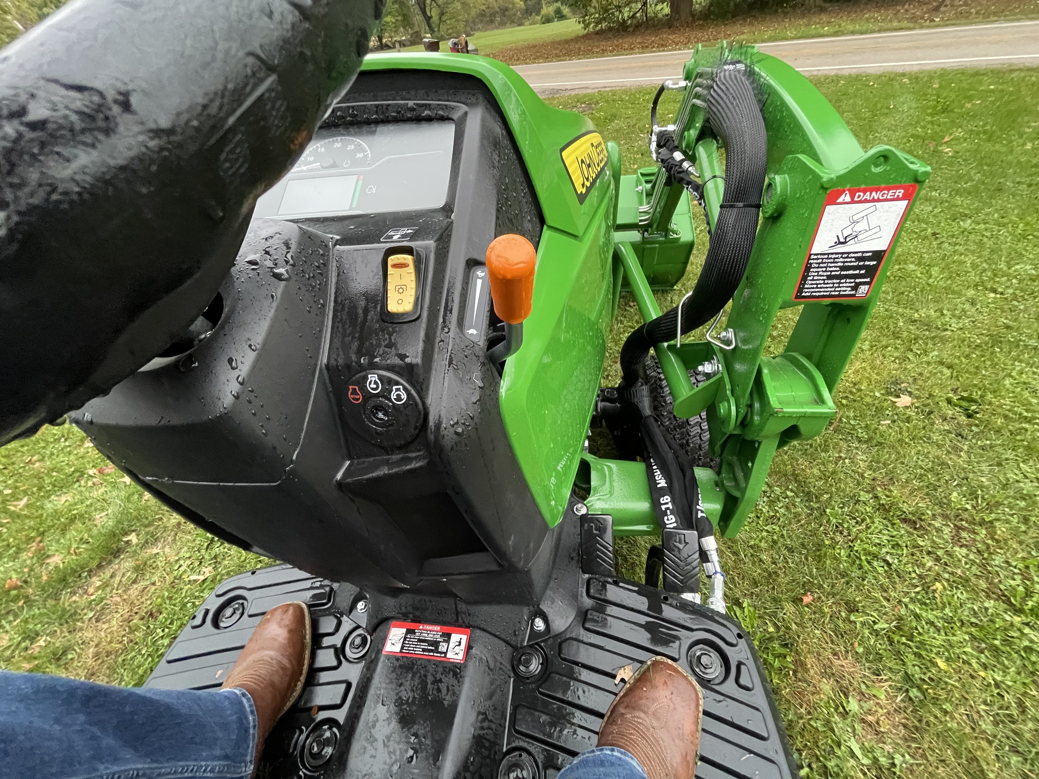 2025 John Deere 1023E Image 9