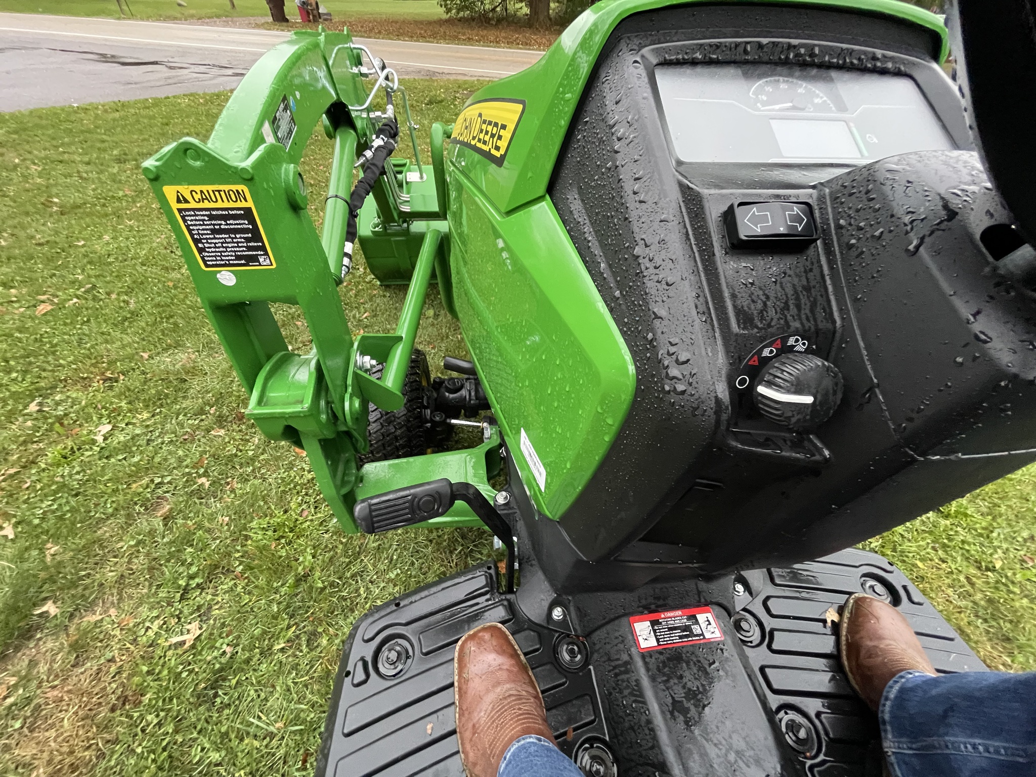2025 John Deere 1023E Image 10