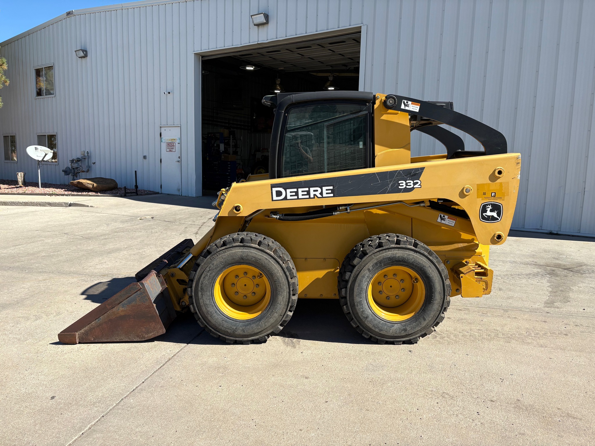2009 John Deere 332 Image 2