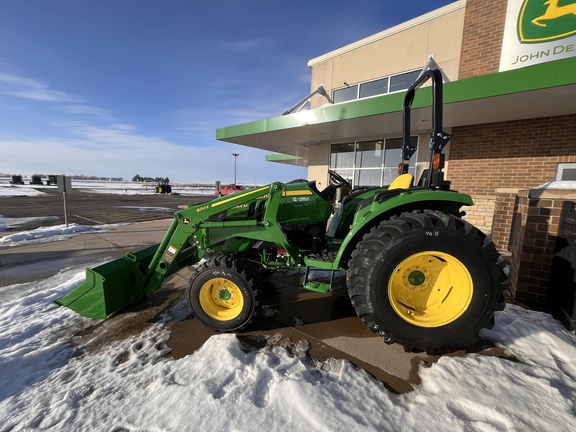 2025 John Deere 4044M - Photo8