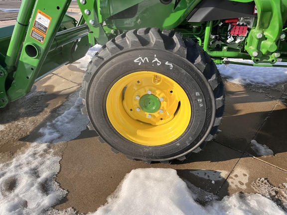 2025 John Deere 4044M - Photo9